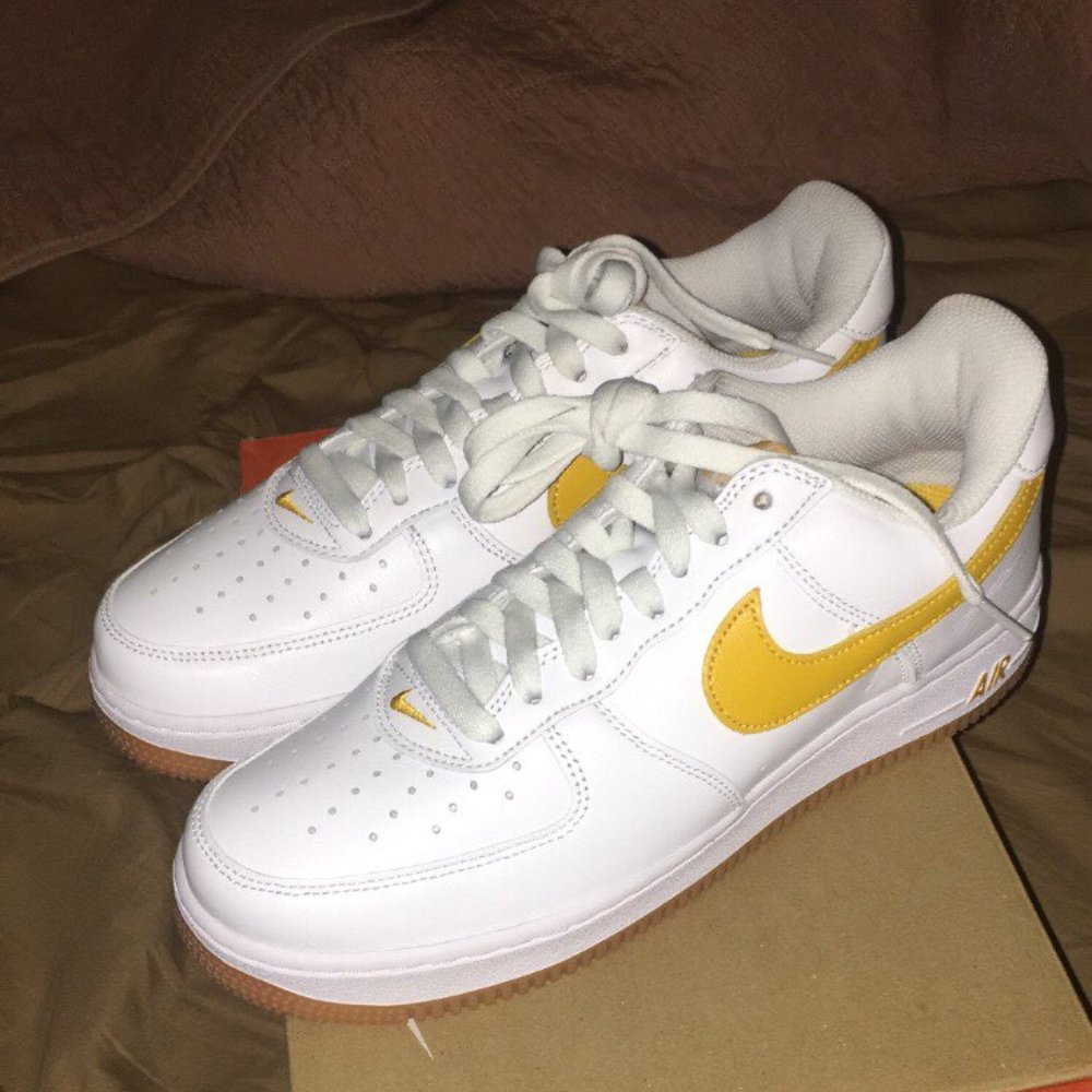 Nike Air Force 1 University Gold (US8)